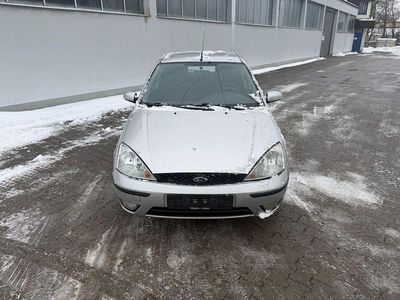 Silber Gebraucht 2003 Ford Focus Ambiente Limousine | 1.000 € (Fairer Preis)