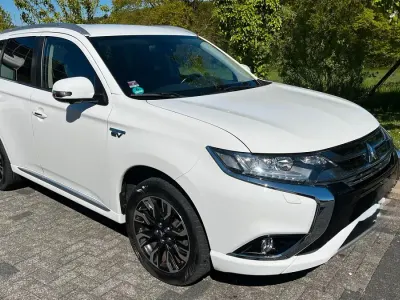 Gebraucht Mitsubishi Outlander P-HEV 122 PS (89 kW) 2017 Weiß SUV