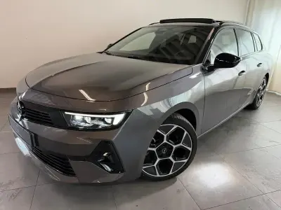Gebraucht Opel Astra Ultimate 131 PS (96 kW) 2024 Lackierung platiniumgrau/typ aussenverkleidung lackierung Kleinwagen