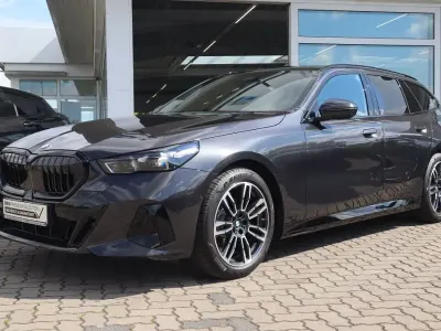 Gebraucht BMW 520 M Sport 197 PS (144 kW) 2025 Sophistograu brillanteffekt Kombi