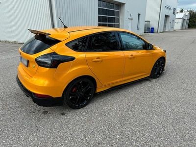 Usata Ford Focus ST 250 CV (183 kW) 2017 Giallo Berlina