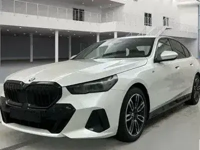 Gebraucht BMW 520 M Sport 197 PS (144 kW) 2024 Weiß metallic Limousine