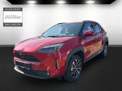 Neu Toyota Yaris Cross 131 PS (96 kW) 2026 Rot SUV