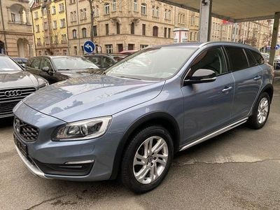 Blau Gebraucht 2017 Volvo V60 CC Summum Kombi | 14.690 € (Fairer Preis)