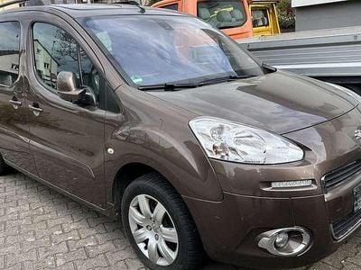 Gebraucht Peugeot Partner Allure 120 PS (88 kW) 2013 Lackierung rich oak/metallic Van / Kleinbus