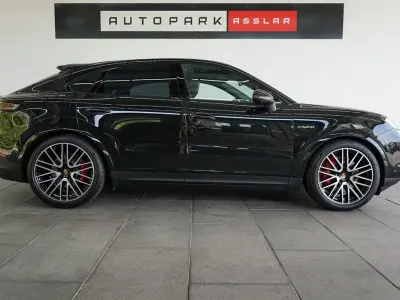 Gebraucht Porsche Cayenne 519 PS (381 kW) 2025 Chromitschwarzmetallic SUV