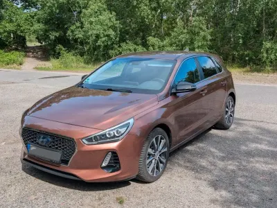 Gebraucht Hyundai i30 Intro Edition 120 PS (88 kW) 2017 Braun Limousine
