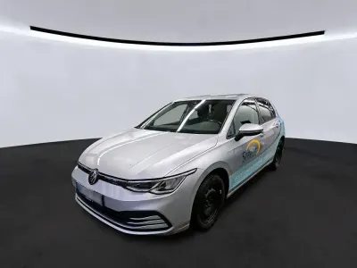 Używany VW Golf VIII Life 116 KM (85 kW) 2022 Srebrny Sedan/Limuzyna