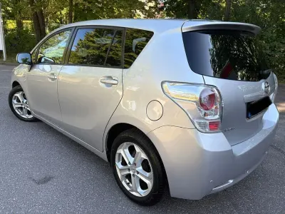 Gebraucht Toyota Verso 150 PS (110 kW) 2012 Silber Van / Kleinbus