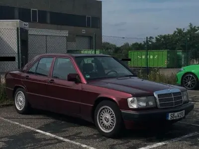 Używany Mercedes 190 Avantgarde 109 KM (80 kW) 1992 Czerwony Sedan/Limuzyna