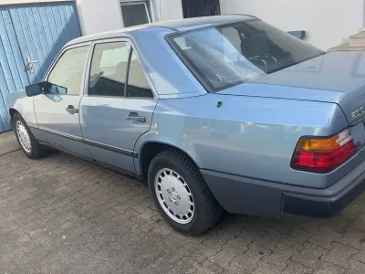 Brugt Mercedes E230 132 HK (97 kW) 1988 Blå Sedan