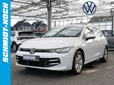 Gebraucht VW Golf VIII Life 150 PS (110 kW) 2024 Pure white (weiß) Limousine