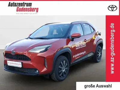 Gebraucht Toyota Yaris Hybrid Plus 130 PS (95 kW) 2025 Karmina rot metallic