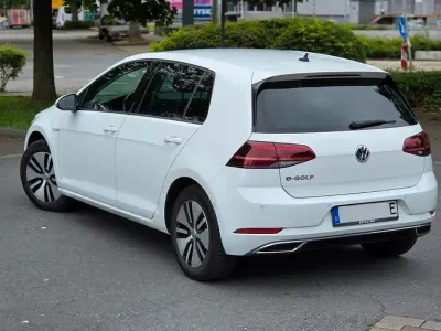 Gebraucht VW e-Golf 100 kW (136 PS) 2018 Weiß Kleinwagen