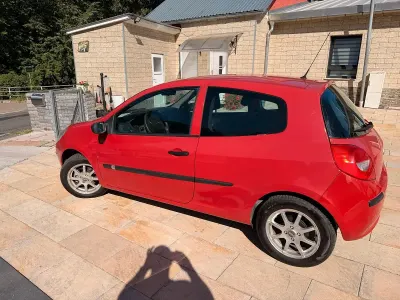 Gebraucht Renault Clio 75 PS (55 kW) 2006 Rot Kleinwagen