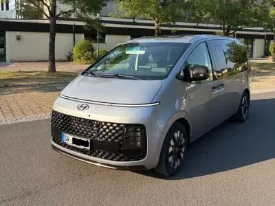 Gebraucht Hyundai Staria Signature 177 PS (130 kW) 2023 Silber Van / Kleinbus