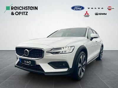 Crystalwhite pearl (metallic) Gebraucht 2024 Volvo V60 CC Ultimate Kombi | 49.990 € (Teuer)
