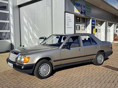 Second-hand Mercedes E230 132 CP (97 kW) 1986 Maro Berlinǎ