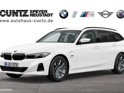 Alpinweiß uni Gebraucht 2022 BMW 320e Sport Line Kombi | 24.880 € (Fairer Preis)