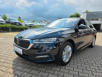 Gebraucht Skoda Octavia Ambition 116 PS (85 kW) 2022 Cerna magic/black magic Kombi