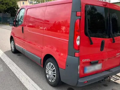 Usata Opel Vivaro 90 CV (66 kW) 2012 Rosso Monovolume