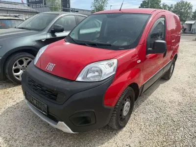 Gebraucht Fiat Fiorino 95 PS (69 kW) 2022 Rot Van / Kleinbus