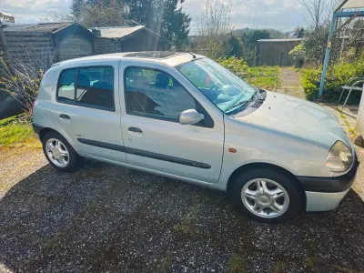 Używany Renault Clio II 75 KM (55 kW) 2001 Srebrny Hatchback