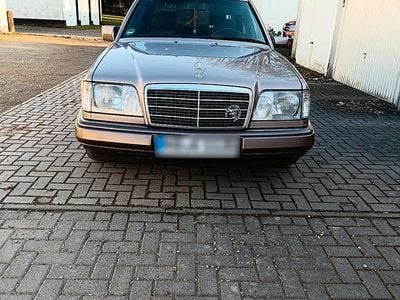 Gebraucht Mercedes E220 150 PS (110 kW) 1993 Gold Limousine