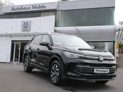 Neu VW Tiguan 150 PS (110 kW) 2026 Grenadillschwarz metallic SUV