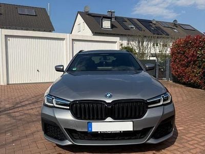 Gebraucht BMW 530e M Sport 292 PS (214 kW) 2023 Grau Kombi