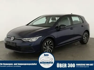 Gebraucht VW Golf VIII Life 150 PS (110 kW) 2022 Atlantic blue metallic Limousine