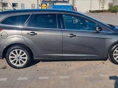 Usado Ford Focus Cool & Connect 125 HP (91 kW) 2018 Cinzento Sedan