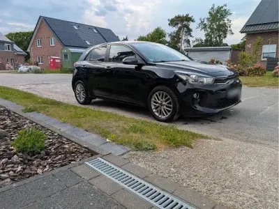 Gebraucht Kia Rio Edition 7 84 PS (61 kW) 2017 Schwarz Limousine