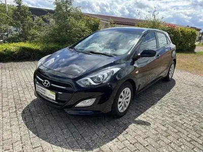 Gebraucht Hyundai i30 Classic 101 PS (74 kW) 2016 Phantom black Limousine