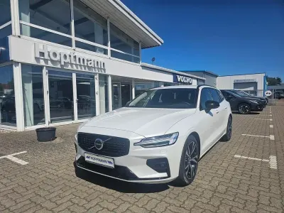 Gebraucht Volvo V60 Plus 197 PS (144 kW) 2024 Crystal white pearl / metallic Kombi