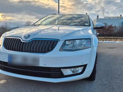 Gebraucht Skoda Octavia Ambition 105 PS (77 kW) 2014 Weiß Kleinwagen