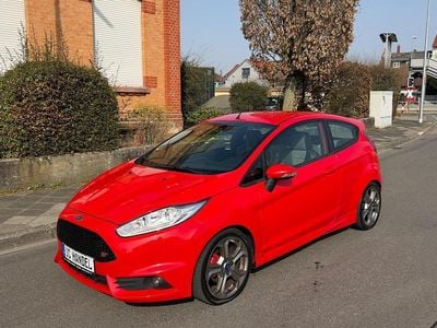 Begagnad Ford Fiesta Performance Edition 182 HK (133 kW) 2013 Röd Halvkombi