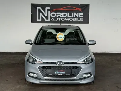Gebraucht Hyundai i20 Intro Edition 84 PS (61 kW) 2015 Silber Limousine