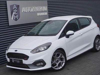 Gebraucht Ford Fiesta Ambiente 200 PS (147 kW) 2018 Sonderlackierung frostweiß Kleinwagen