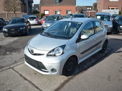 Używany Toyota Aygo Cool 68 KM (50 kW) 2014 Srebrny Hatchback