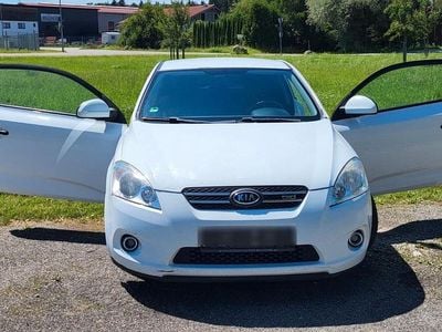 Używany Kia Ceed 116 KM (85 kW) 2008 Biały Hatchback