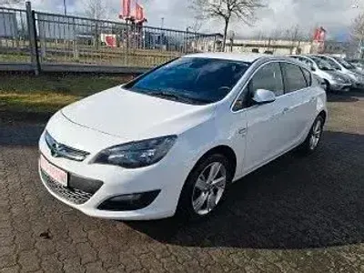Używany Opel Astra Energy 116 KM (85 kW) 2014 Biały Sedan/Limuzyna