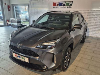 Neu Toyota Yaris Cross Team 131 PS (96 kW) 2025 Karminarot metallic SUV