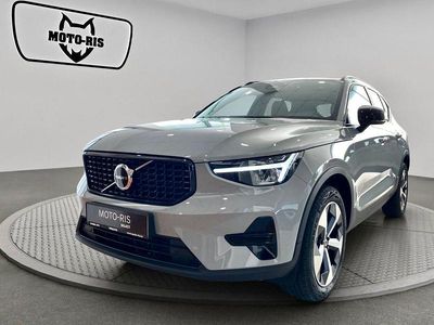 Neu Volvo XC40 Plus 163 PS (119 kW) 2026 Grau SUV