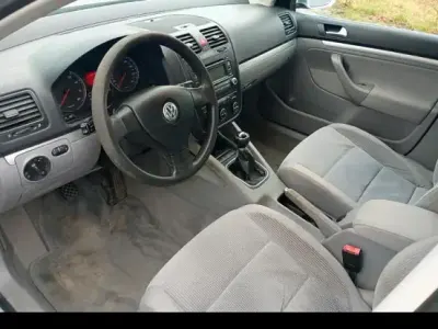 Używany VW Jetta 101 KM (74 kW) 2005 Srebrny Sedan/Limuzyna