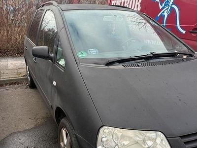 Second-hand VW Sharan 110 CP (80 kW) 2003 Negru Monovolum