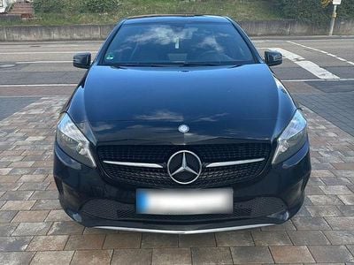 Gebraucht Mercedes A180 109 PS (80 kW) 2015 Schwarz Limousine