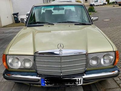 Usata Mercedes 230 101 CV (74 kW) 1982 Verde Berlina