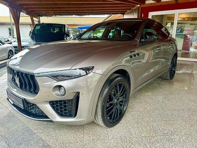 Grau Gebraucht 2022 Maserati Levante SUV | 71.590 € (Etwas zu teuer)