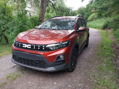 Neu Dacia Jogger Extreme 110 PS (80 kW) 2026 Terracottabraun cnz und andere Van / Kleinbus